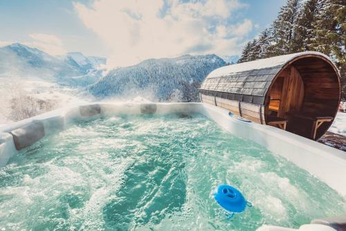 シャテルにあるChalet Familial Spacieux Le Spencer Grand Luxe Châtelの雪に覆われた山の真ん中にある温泉