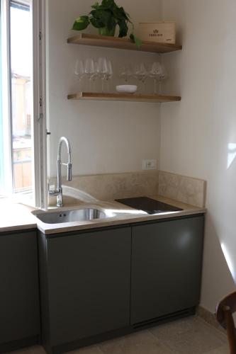 a kitchen with a sink and a window at Casa Zarinelli in Castagneto Carducci
