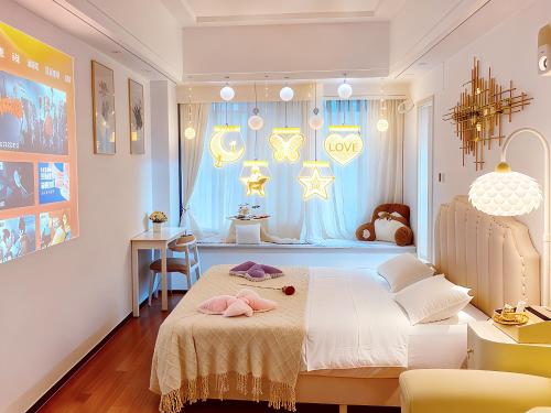 Un dormitorio con una cama con dos muñecas. en Yundemeisu, en Changsha