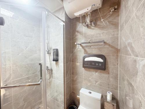 un baño con ducha y WC en Yundemeisu, en Changsha