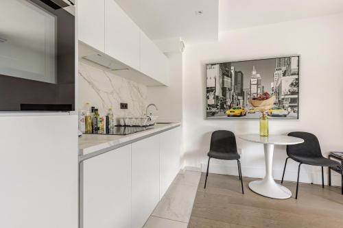 una cucina e una sala da pranzo con tavolo e sedie di Centre Pompidou a Metz