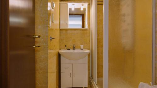 Ένα μπάνιο στο Perdika Residences