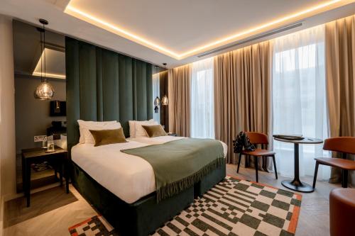 une chambre avec un grand lit dans une pièce dans l'établissement The Wellington Glasgow by Adina, à Glasgow
