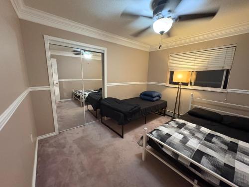 デルタにあるPrivate Room Near Transit, Shopping, High Speed Wi-Fi, Parkingのベッドルーム(ベッド1台、鏡付)