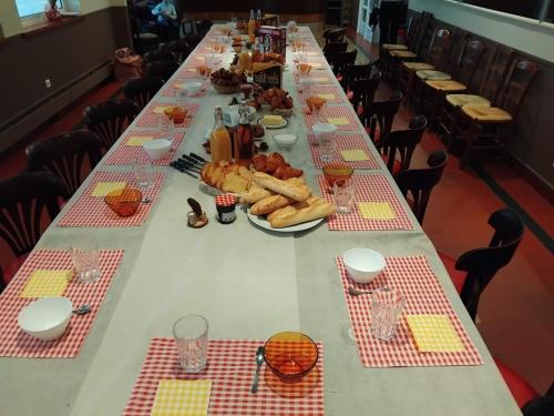une longue table avec de la nourriture dessus dans l'établissement Gite Le Relais Saint Michel, à Domfront