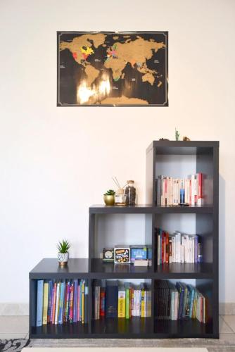una libreria con dei libri e una mappa sul muro di La Kasa a Mainvilliers