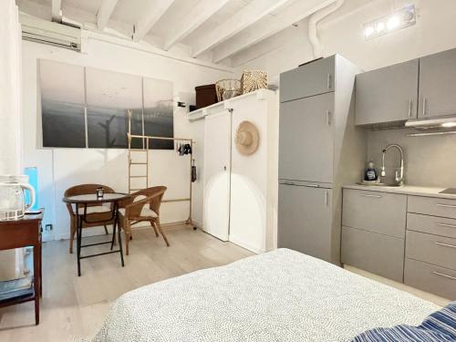 Kuchyň nebo kuchyňský kout v ubytování Authentic living in a Historical Monaco area