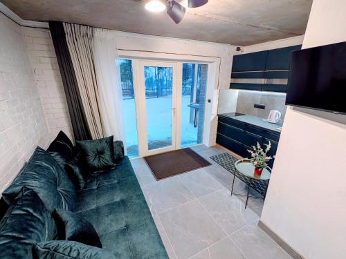 O bucătărie sau chicinetă la Apartamentai Biržuose, cozy garage