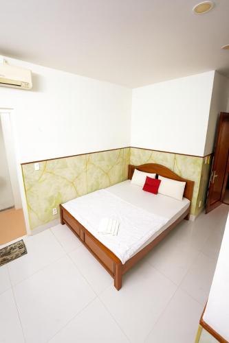 a bedroom with a bed in a room at Du Thuyền 2 Hotel Hồ Chí Minh in Ho Chi Minh City