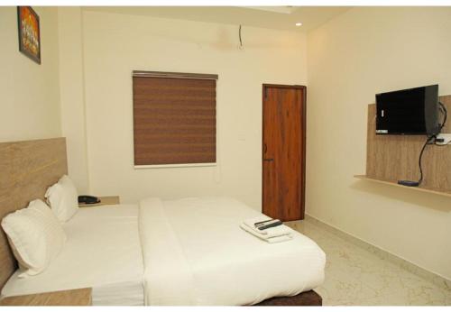 Μια τηλεόραση ή/και κέντρο ψυχαγωγίας στο Redfox Service Apartment DLF