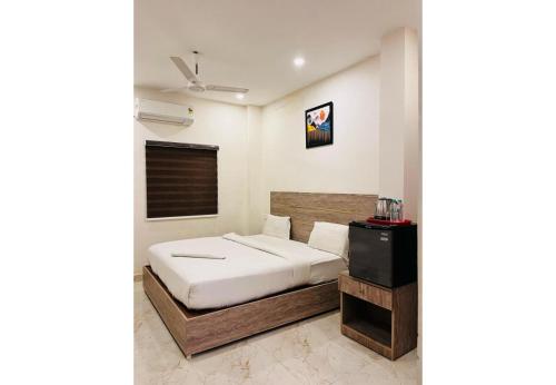 Ένα ή περισσότερα κρεβάτια σε δωμάτιο στο Redfox Service Apartment DLF