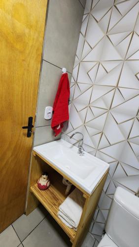 a bathroom with a sink and a toilet at Casa Container Branca in Bagé