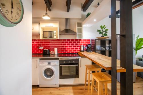 11BLDG1025 - Superp Apartment downtown