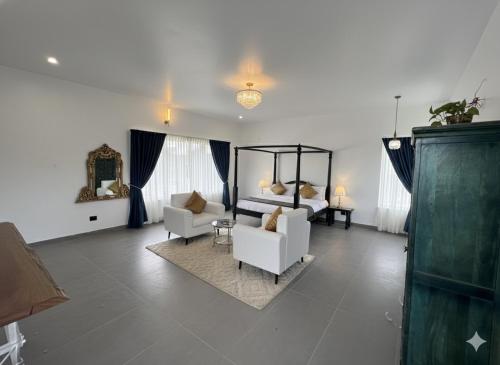 兰纳加Privé Residence的客厅配有床、沙发和椅子