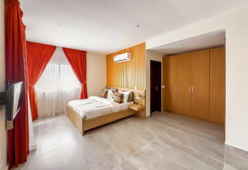 Un dormitorio con una cama y una ventana grande. en Linaa, en Libreville