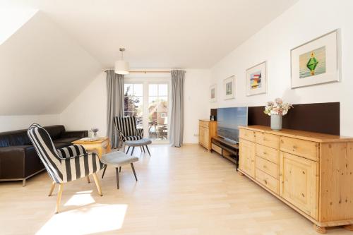 a living room with a tv and a couch at Bargmöhl 7 Heber in Wulfen auf Fehmarn
