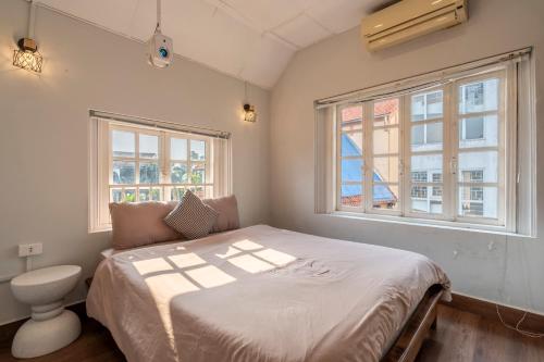 Una cama o camas en una habitación de Sereno Westlake Homestay