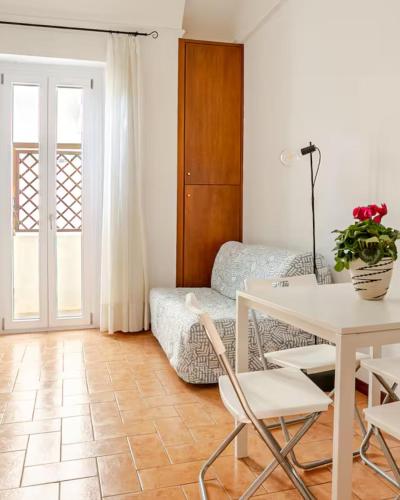 2 Bedroom Apartment for 4 Quiet Tram 8 to Trastevere Vatican