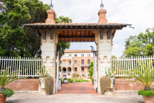 an archway with a building in the background at Park Hotel Villa Ariston in Lido di Camaiore