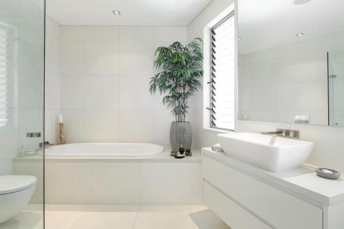 Bilik mandi di Dhu North BnB Modern with Great Views