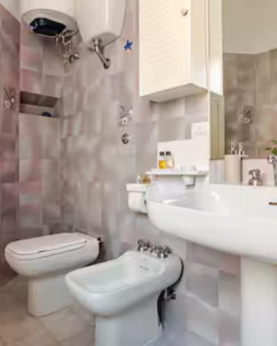 2 Bedroom Apartment for 4 Quiet Tram 8 to Trastevere Vatican