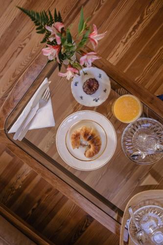 een glazen tafel met twee borden voedsel erop bij La Noire Petit hotel in Buenos Aires