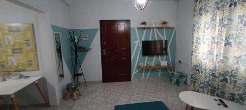 Un baño con lavabo y televisor en una habitación. en Blue dream, en Komotiní