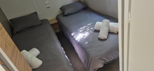 a mirror reflection of a bedroom with a bed and a couch at Houlgate-154- Mobilhome cosy 4 personnes Camping 5 étoiles in Houlgate