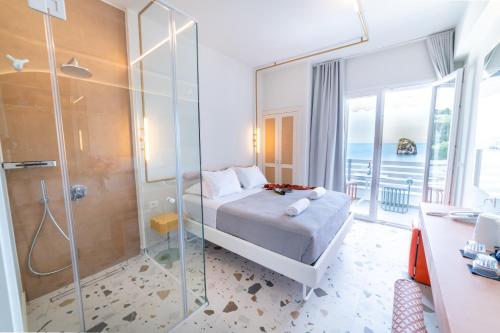 Ένα μπάνιο στο Bianco Resort