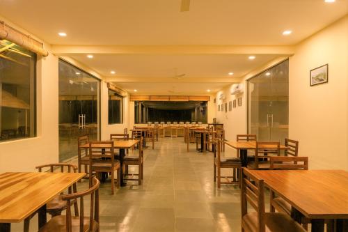 Restoran ili drugo mesto za obedovanje u objektu The Jawai Vanya Bagh Resort By Lavender Hotels