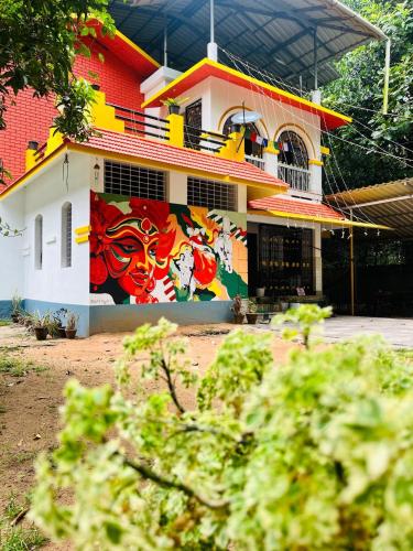 un bâtiment avec une peinture sur le côté dans l'établissement Kulture KonnectT, à Varkala