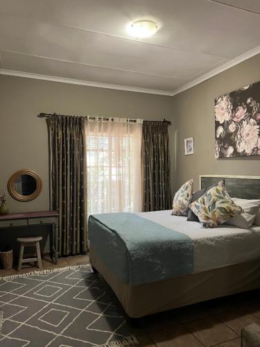 a bedroom with a bed and a window at Cottage on Kort Deluxe in Parys