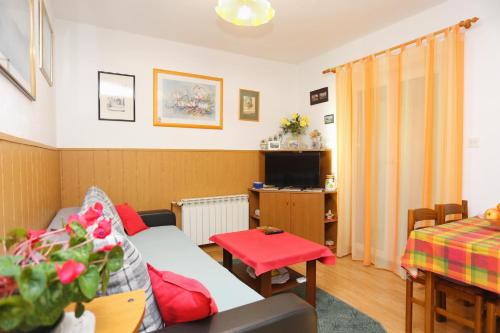 Apartments by the sea Supetar, Brac - 7549