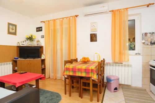 Apartments by the sea Supetar, Brac - 7549