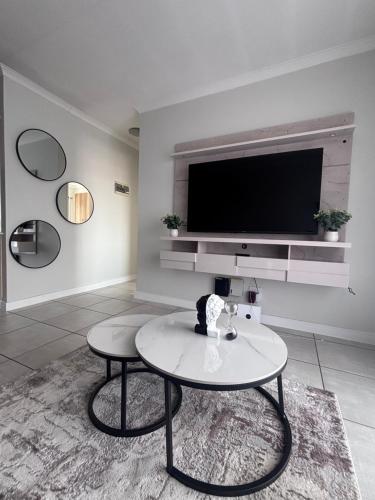 TV a/nebo společenská místnost v ubytování Riverwalk Retreat - The Blyde Crystal Lagoon