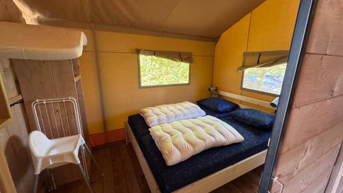a bedroom with two beds in a tiny house at Safari lodge in Petten
