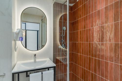 a bathroom with a sink and a mirror at Hotel do Carmo in Funchal