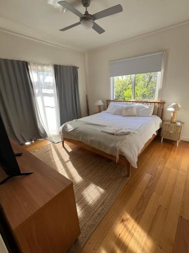 Ένα ή περισσότερα κρεβάτια σε δωμάτιο στο Salt at Sandy Point - linen included