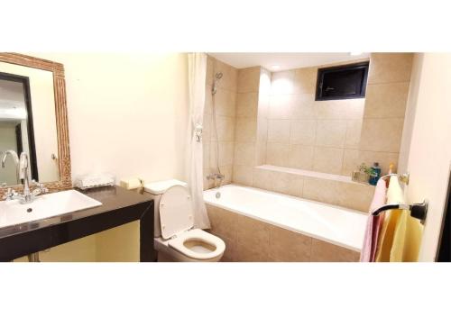 ein Badezimmer mit Badewanne, Toilette und Waschbecken in der Unterkunft Luxury Apt 85m2, 2 Bedroom at SCBD,Jakarta Convention Ctr,JICC,GBK in Mantaak