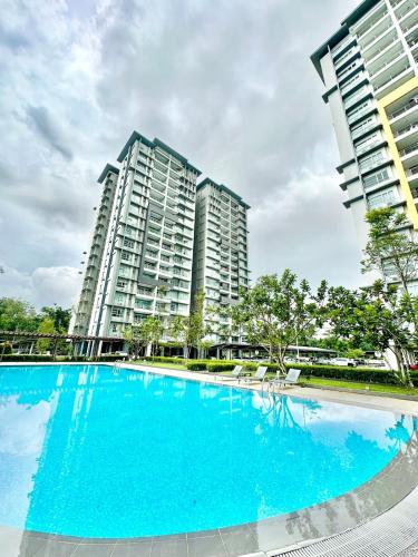 Bazén v ubytování Cozy Kuching MJC Skyvilla Apartment nebo v jeho okolí