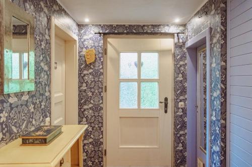un corridoio con porta bianca e finestra di Wohnung im Herzen Diessens a Diessen am Ammersee