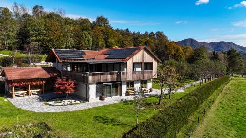 KostelにあるHiša na Hribu- A Peaceful Hilltop Escape above river Kolpaの屋根の太陽光パネル付き家