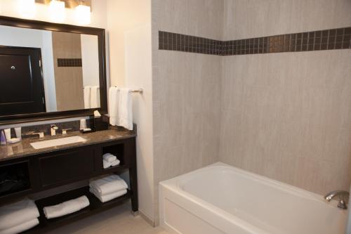 Ένα μπάνιο στο La Quinta Inn & Suites by Wyndham Lubbock Southwest