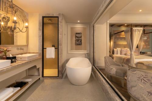 瓦加托The Evren, Vagator的一间带水槽、床和浴缸的浴室