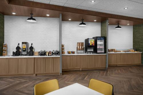 una hall con una caffetteria con bancone di Fairfield Inn & Suites Weldon a Weldon