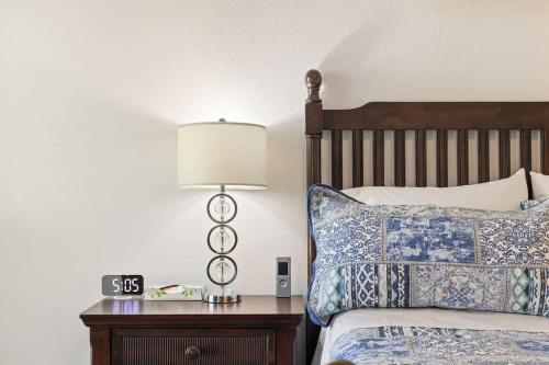 a bedroom with a bed and a nightstand with a lamp at NEW Temple House - 12PPL - Families, Groups, Insurance - Quiet Street, 5 Mi To Meta, BS&W, UMHB Pets OK, FAST Wi-Fi FREE Parking - Professionally Managed By Stay Albatross Furnished Rentals in Temple