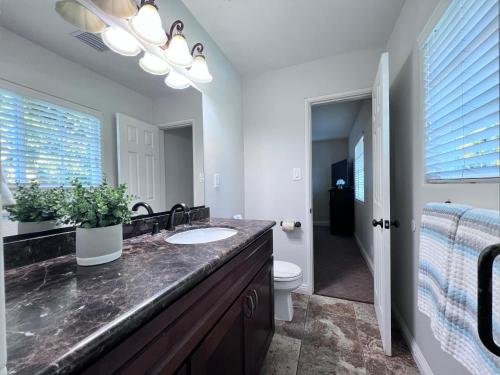 une salle de bain avec un lavabo et des toilettes dans l'établissement Destination #15, à Anaheim