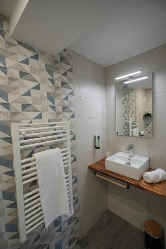a bathroom with a sink and a mirror at Logis Domaine de Peyrolade in Daux