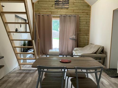 un comedor con mesa y sillas y una escalera en Sweet, en Spay
