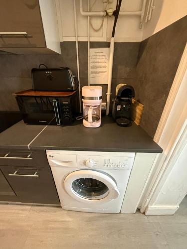 a washing machine sitting on top of a kitchen counter at Villa la surprise in Le Tréport